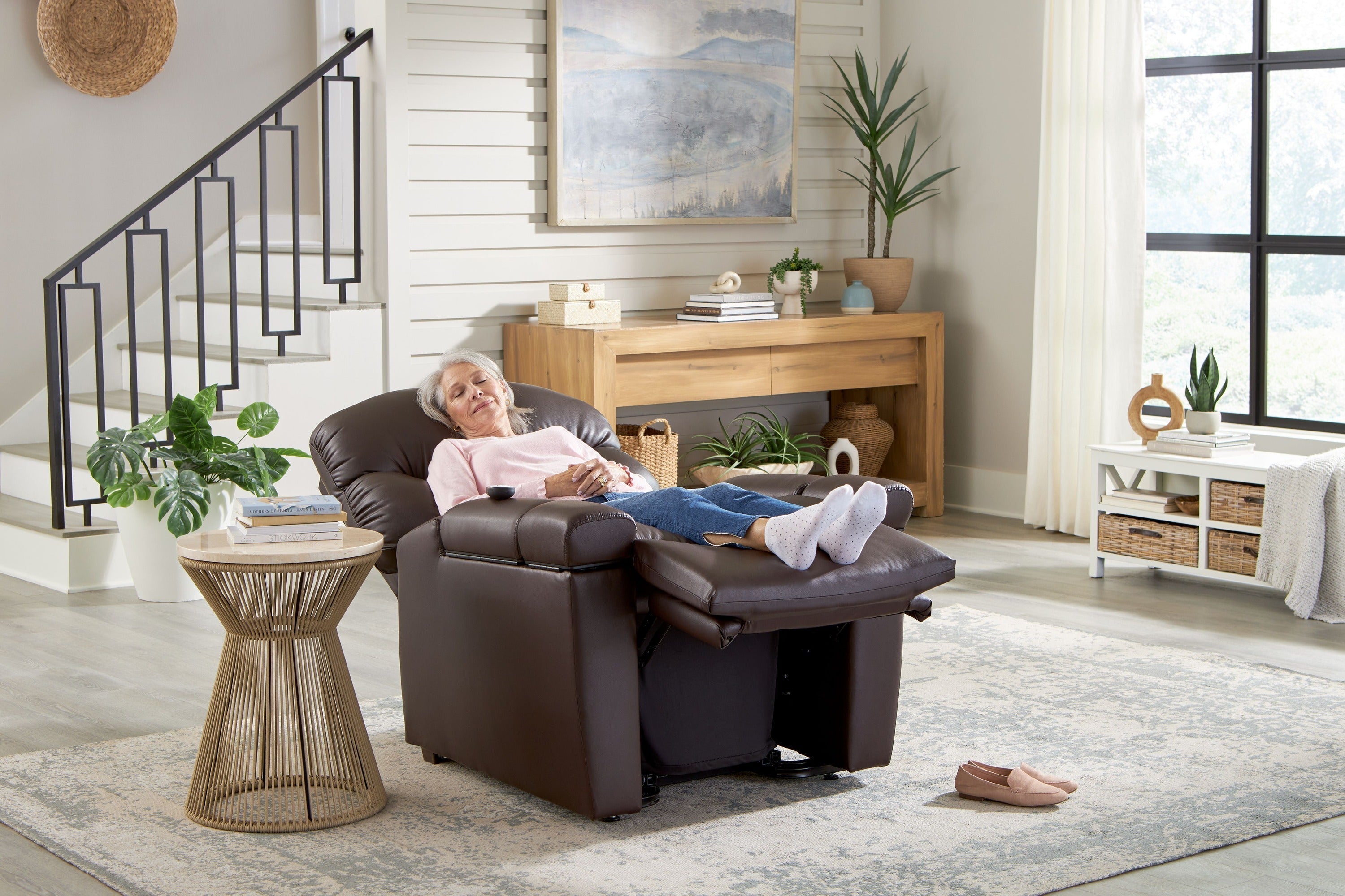 UltraComfort Maya UC566-MXW Medium-Wide Power Lift Chair - Stellar Positioning